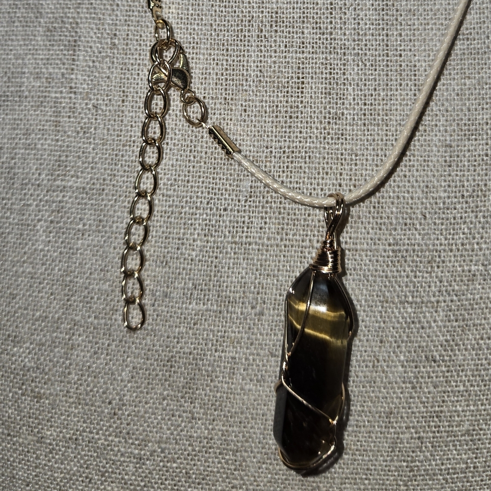 Elegant Gold Pendant Necklace